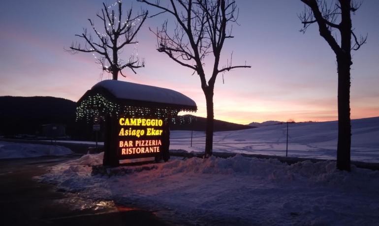 Tramonto invernale al campeggio Asiago Ekar, luci e neve.