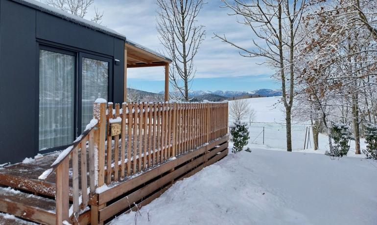 Casa moderna invernale con neve e vista montagna.