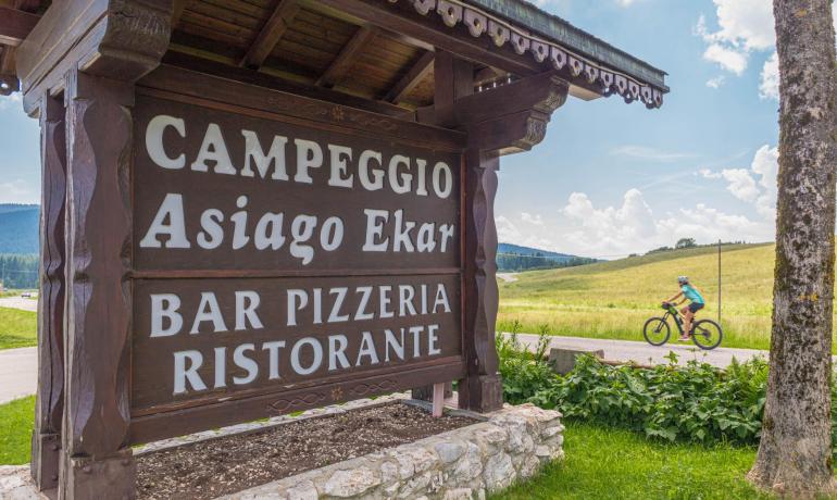 Camping Asiago Ekar mit Bar und Restaurant, Radfahrer in der Ferne.