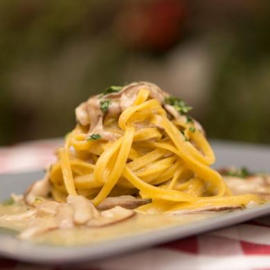 Tagliatelle ai funghi con salsa cremosa.